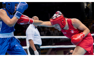 La boxeuse Myriam Da Silva Rondeau (en rouge) et son adversaire, Maria Moronta (Photo: courtoisie, Comité olympique canadien)