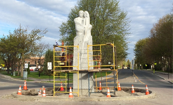 Statue colossale au cœur du Vieux-Chambly