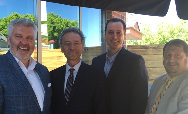 Le président du festival Pierre Cardinal, le maire de Chambly Denis Lavoie, le député de Chambly Jean-François Roberge et le directeur de la Caisse populaire du Bassin de Chambly, Sylvain Juno.