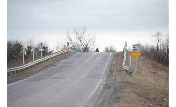 Restriction de charge sur le pont d’étagement du chemin Bellerive, au-dessus de l’autoroute 10, à Carignan  (Photo: Mathieu Tye)