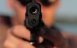 Craignant pour sa vie, un policier tire sur une voiture qui fonçait sur lui