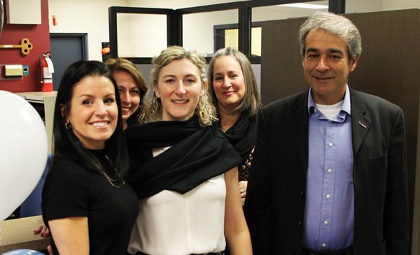 Sur la photo (de droite à gauche) : Patrick Marquès, maire, Linda Laplante, commis à l’accueil, Élaine Magnan, directrice des communications, relations publiques et citoyennes, Stéphanie Cloutier, commis à l’accueil, Marilyn Blais, adjointe à la direction générale.