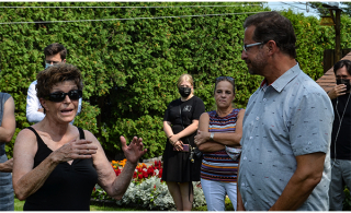 Le chef du Bloc Québécois, Yves-François Blanchet, discutant avec Mme Drouin (Photo: Mathieu Tye)