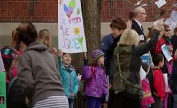 Je protège mon école publique : chaîne humaine devant l’école De Bourgogne