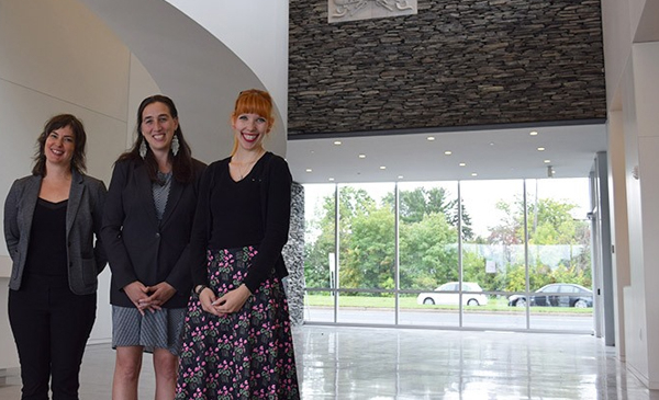 Valérie Bergeron, directrice du Service bibliothèque, arts et culture, Alexandra Labbé, mairesse et Paméla Deslauriers, bibliothécaire