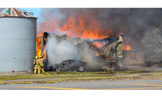 Un incendie détruit un bâtiment agricole à Saint-Césaire (Photo: Mathieu Tye)