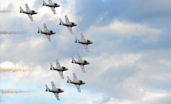 Des dizaines de milliers de personnes au spectacle des Snowbirds