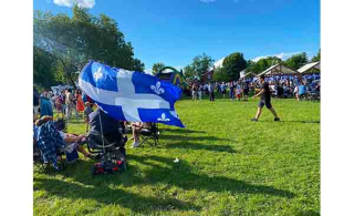 Plusieurs r&eacute;sidents se sont rassembl&eacute;s hier pour f&ecirc;ter la f&ecirc;te nationale du Qu&eacute;bec au Parc des Ateliers, dans le Vieux-Chambly. (Cr&eacute;dit Photo : Marc-Antoine Lessard). 