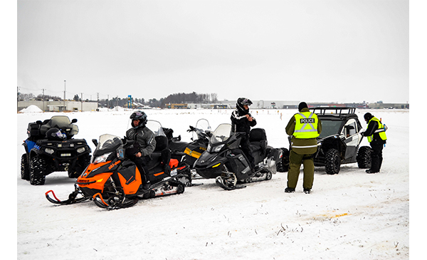 Opération sensibilisation dans les sentiers de motoneige et de quads (Photo: Mathieu Tye)