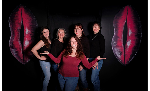 Les comédiennes de la pièce Les Monologues du vagin. De gauche à droite :  Brynhilde Bord, Sandrine Jutard, Catherine Papineau, Gabrielle Labbé et Véronique Dupont (Photo: courtoisie, Café-Théâtre de Chambly)