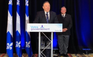 Le premier ministre, François Legault accompagné du député de Saint-Jean-sur-Richelieu, Louis Lemieux (Photo : capture d’écran de la conférence de presse)