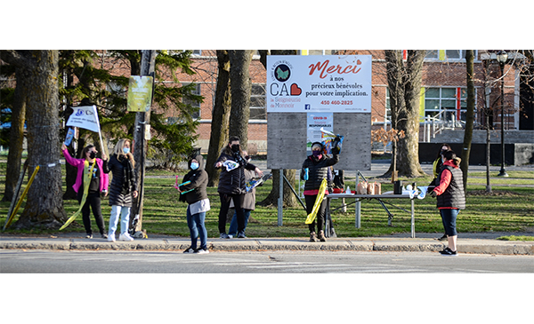 Des enseignants ont manifesté à l’intersection des rues Dupont et Claude-de-Ramezay à Marieville (Photo : Mathieu Tye)