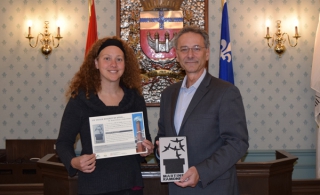 Madame Geneviève Poirier, responsable de la conservation au Centre de la Nature du mont Saint-Hilaire a remis une plaque au maire de Chambly, Me Denis Lavoie, le 14 mars 2018, pour souligner la contribution de la Ville auprès de la sauvegarde du martinet ramoneur.