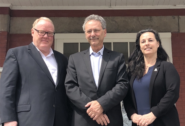 Le maire Denis Lavoie entouré de M. Herard de la firme Deloitte et Madame Annie Nepton