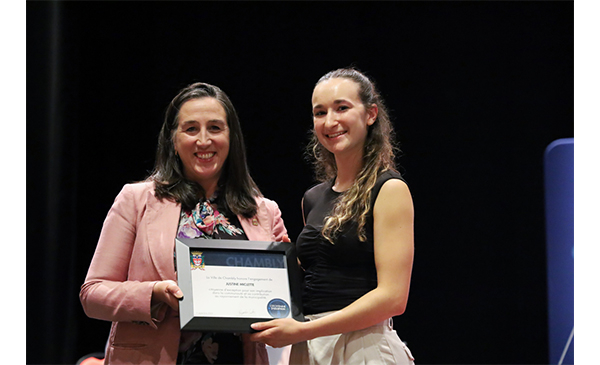 La mairesse de Chambly, Alexandra Labbé et Justine Miclette (Photo: courtoisie, Ville de Chambly)