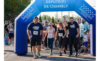 Le député de Chambly, Jean-François Roberge et le porte-parole, Philippe Laprise lançant le départ du 1km marche. (Photo : Mathieu Tye)