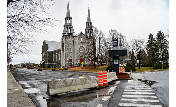 L’église Saint-Nom-de-Marie de Marieville, en avril 2019 alors que des pierres sont détachées du mur. (Photo : archives, Mathieu Tye)