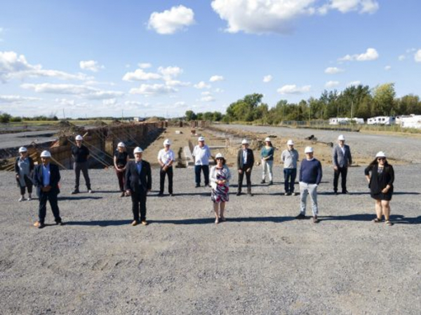 Dans l’ordre habituel, Evelyne D’Avignon, directrice générale et secrétaire-trésorière de la MRCVR, Patrick Marquès, maire de Carignan, Xavier McGuire, chargé de projet Bricon, Judith Aubry, directrice de construction Bricon, Yves Corriveau, maire de Mont-Saint-Hilaire et président du Comité de l’Écocentre régional, Stephan Barcelo, architecte, Denis Parent, maire d’Otterburn Park, Diane Lavoie, mairesse de Beloeil et préfète de la MRCVR, Denis Laplante, directeur du Service du développement durable de la MRCVR, Stéphanie Côté, chargée de projets Nature-Action Québec, Alexandre Rancourt, surveillant de chantier FNX Innov., Marc Lavigne, maire de Saint-Charles-sur-Richelieu et préfet suppléant de la MRCVR, Martin Dulac, maire de McMasterville, et Marilyn Nadeau, mairesse de Saint-Jean-Baptiste. (Photo: courtoisie)