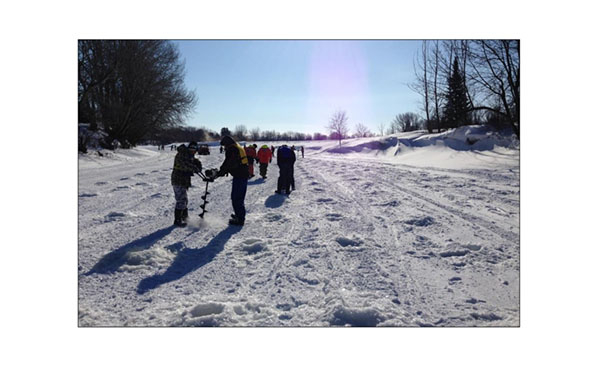 Travaux d&#039;affaiblissement de la glace sur la rivière L&#039;Acadie