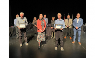 Une partie du conseil municipal de Chambly pose avec les deux citoyens d’exception honorés (Photo: courtoisie, Ville de Chambly)