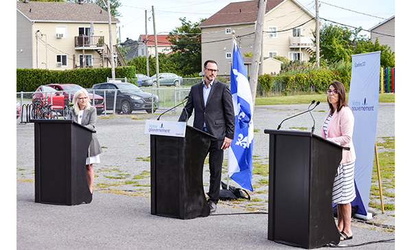 Mme Dominique Lachapelle, directrice générale du Centre de services scolaire des Hautes-Rivières, le ministre de l&#039;Éducation et député de Chambly, Jean-François Roberge et Mme Annie-Mélanie Rioux,directrice de l’école Pointe-Olivier  (Photo:  Mathieu Tye)