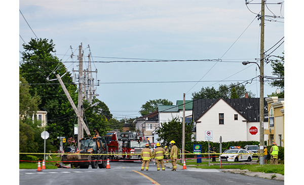 Marieville : panne de courant causée par une collision d'une rétrocaveuse avec un poteau électrique