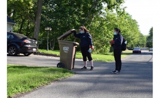 L’Escouade verte de la MRC de La Vallée-du-Richelieu sillonne des secteurs résidentiels et commerciaux, dans le but d’effectuer des vérifications visuelles du contenu des bacs en bordure de rue au niveau de la collecte des matières organiques, recyclables et des ordures. (Photo: courtoisie)