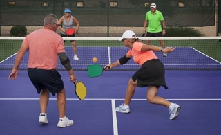 La cour arrière de l’école Carignan-Salières se transforme en terrain de jeu de pickleball