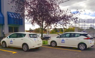 Deux voitures électriques à Richelieu.