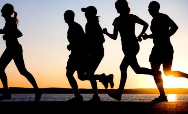 Courir sur le bord du canal cet été