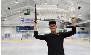 Mathieu Joseph et la  Coupe Stanley (Photo: courtoisie, Ville de Chambly)