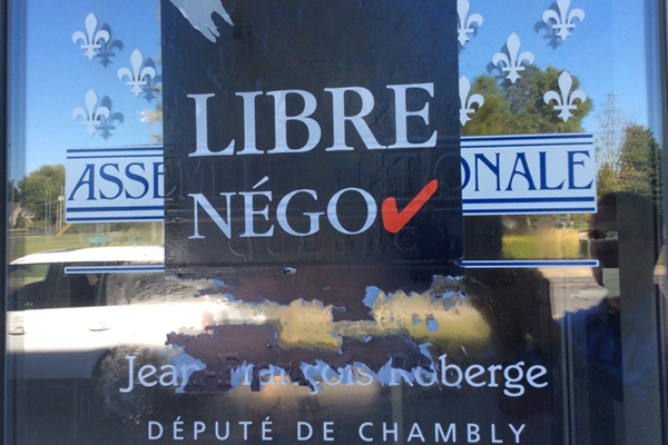 Bureau de circonscription vandalisé : Jean-François Roberge condamne un acte «déplorable»