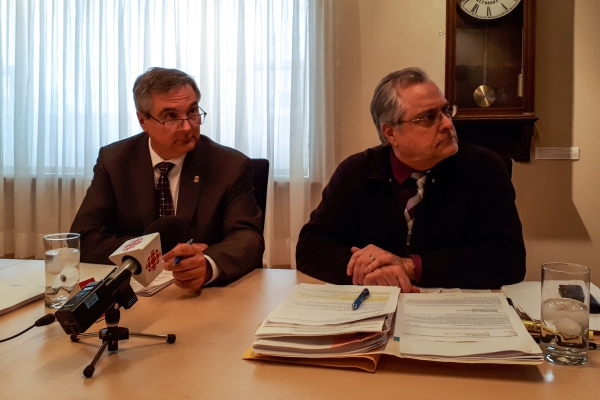 Le maire suppléant Jean Roy et le directeur général Michel Larose
