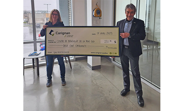 De gauche à droite, Véronique Lapierre, coordonnatrice du point de service de Chambly et M. Patrick Marquès, maire de Carignan (Photo: courtoisie, Ville de Carignan)