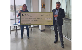 De gauche à droite, Véronique Lapierre, coordonnatrice du point de service de Chambly et M. Patrick Marquès, maire de Carignan (Photo: courtoisie, Ville de Carignan)
