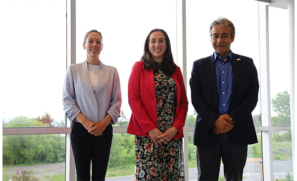 De gauche à droite : Mélanie Royer, responsable des communications du club de gymnastique Gymbly; Alexandra Labbé, mairesse de la Ville de Chambly; Patrick Marquès, maire de la Ville de Carignan. (Photo: courtoisie, Ville de Chambly)