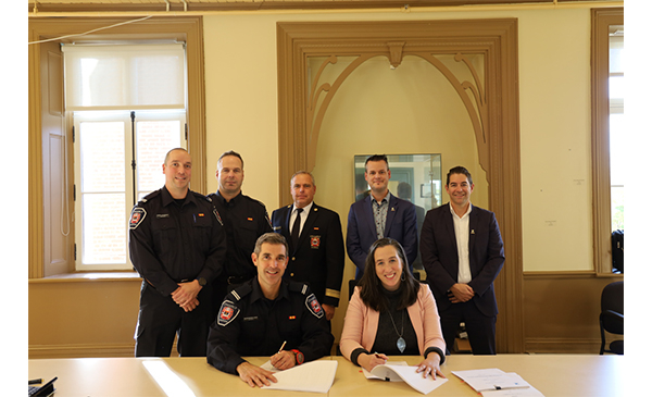 La convention collective a été signée officiellement le lundi 23 octobre par le président du syndicat des pompiers, monsieur Olivier-Rostand Lussier, la mairesse de Chambly, madame Alexandra Labbé, le vice-président et le secrétaire du syndicat des pompiers, monsieur Benoit Létourneau et monsieur Francis Roy, le directeur par intérim du Service d&#039;incendie, monsieur Nicolas Drapeau, le directeur général de la Ville de Chambly, monsieur Jean-François Auclair ainsi que le directeur du Service des ressources humaines, monsieur Stéphane Labrèche. (Photo: courtoisie, Ville de Chambly)