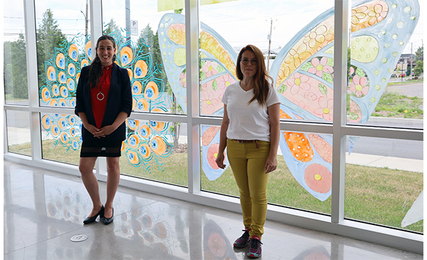 La mairesse de Chambly Alexandra Labb&eacute; en compagnie de l'artiste St&eacute;phanie Fiola (Photo:courtoisie, Ville de Chambly)