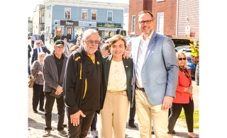 Le premi&egrave;re ministre sortante, Christine Fr&eacute;chette et le candidat sortant de la circonscription de Chambly, Jean-Fran&ccedil;ois Roberge de passage &agrave; Chambly pour un d&icirc;ner avec les militants (photo: Mathieu Tye)