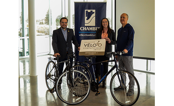 De droite à gauche : Jean-François Rheault, président-directeur général de Vélo Québec, la mairesse de Chambly, Alexandra Labbé ainsi que le conseiller municipal, Serge Savoie (Photo : Mathieu Tye)