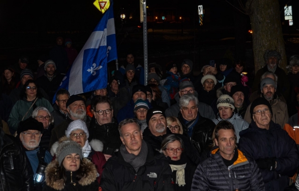 Une vigile amère devant l&#039;hôtel de ville en mémoire de la maison Boileau