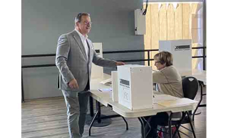 Le chef du Bloc Québécois Yves-François Blanchet entrain de remplir son bulletin de vote ce matin à Chambly (Crédit Photo : Marc-Antoine Lessard).