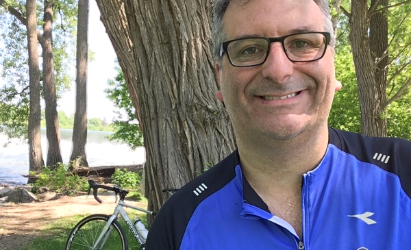 Christian Picard &agrave; v&eacute;lo pour rencontrer les membres et sympathisants du Parti Qu&eacute;b&eacute;cois de Chambly