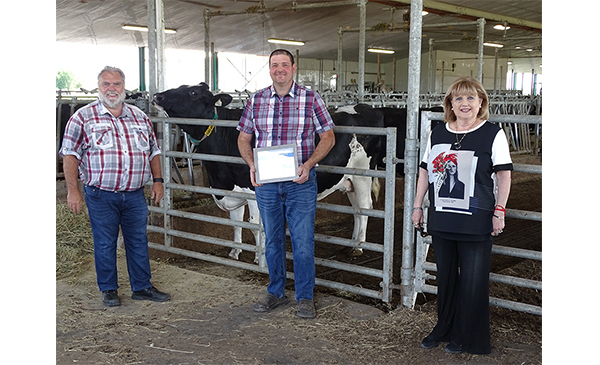 De gauche à droite : M. Jacques Ladouceur, préfet de la MRC de Rouville, M. Rémi Daignault, propriétaire de la Ferme P. et M. Daignaultet lauréat 2020 ainsi que Mme Jocelyne Deswarte, mairesse de Saint-Mathias-sur-Richelieu (Photo: courtoisie)