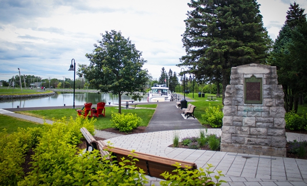 Parcs Canada invite la population à venir découvrir la toute nouvelle place des Barges au canal de Chambly