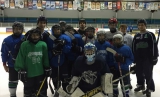 L’équipe junior Les Forts s’implique auprès des jeunes joueurs de hockey de Chambly
