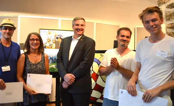 Les laur&eacute;ats du symposium, en compagnie du maire suppl&eacute;ant, Jean Roy.