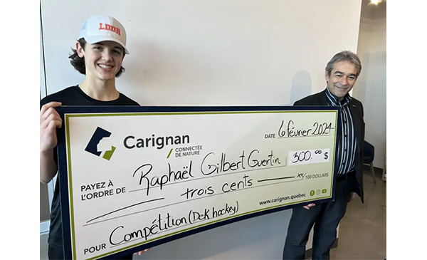 Raphaël Gilbert Guertin, athlète de 14 ans de calibre international en dek hockey (hockey balle) et  Patrick Marquès, Maire de Carignan (Photo: courtoisie, Ville de Carignan)