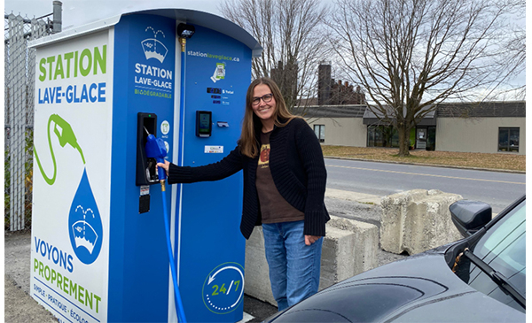 La mairesse de Marieville, Caroline Gagnon devant la station de lave-glace libre-service (Photo: courtoisie, Ville de Marieville)