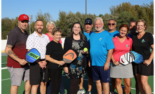 La mairesse Alexandra Labbé, les conseillers municipaux ainsi que les membres du Club de pickleball de Chambly (Photo: courtoisie, Ville de Chambly)